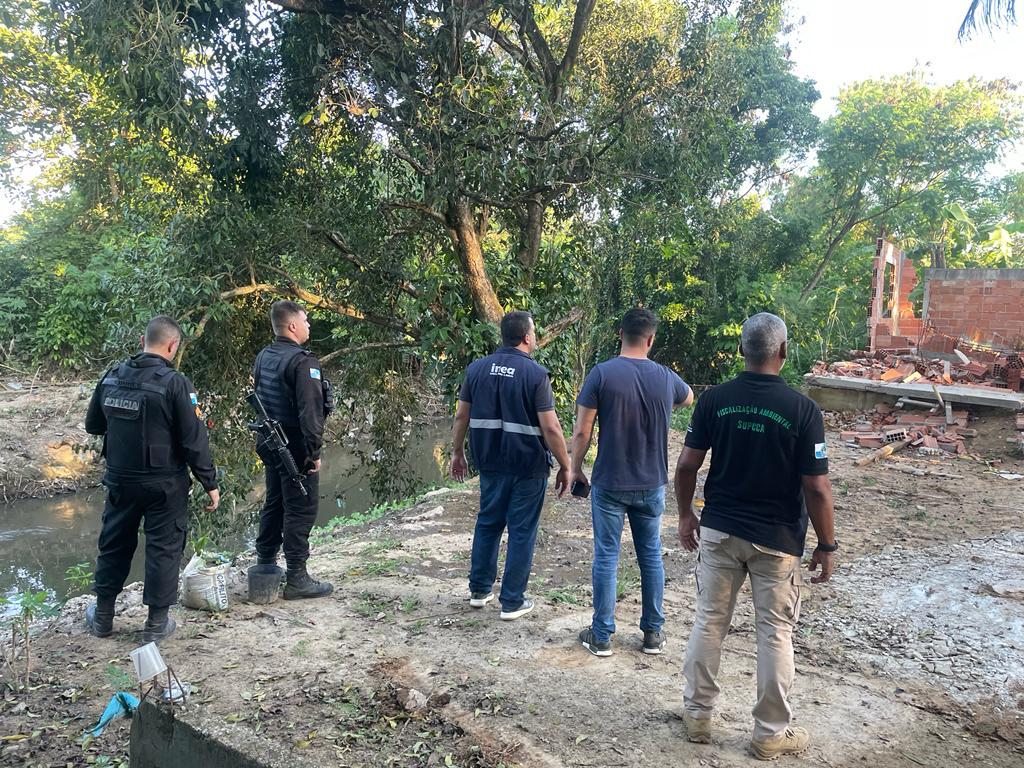 Seas e Inea reprimem despejo irregular de resíduos da construção civil no Recreio dos Bandeirantes