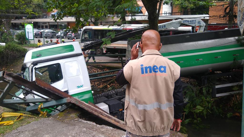 Inea monitora caminhão tanque que caiu no Canal do Itanhangá, na Zona Oeste do Rio