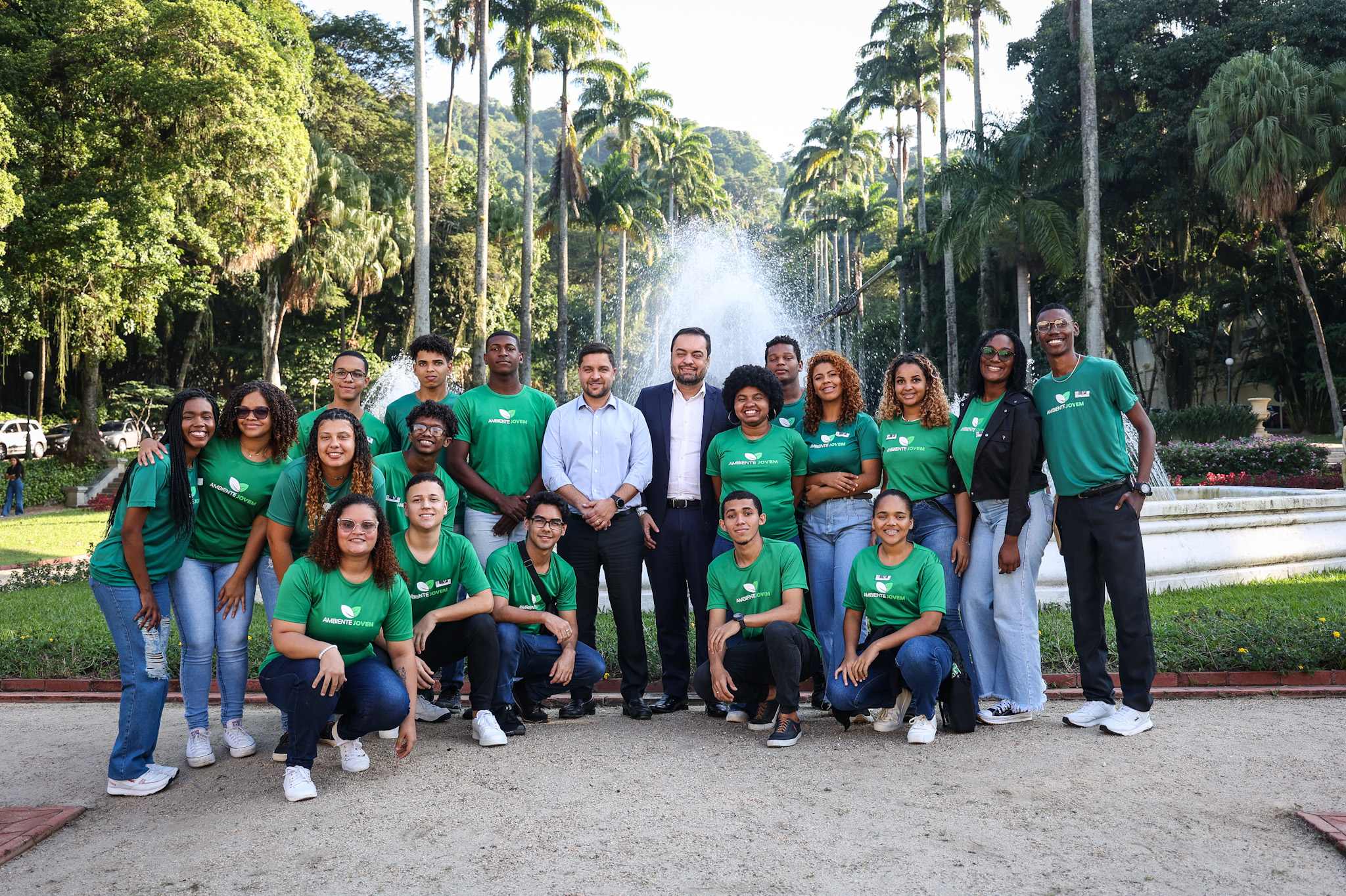 Plantio de mudas nativas e rádio produzido com caixa de sapato celebram o Dia Mundial do Meio Ambiente no Palácio Guanabara