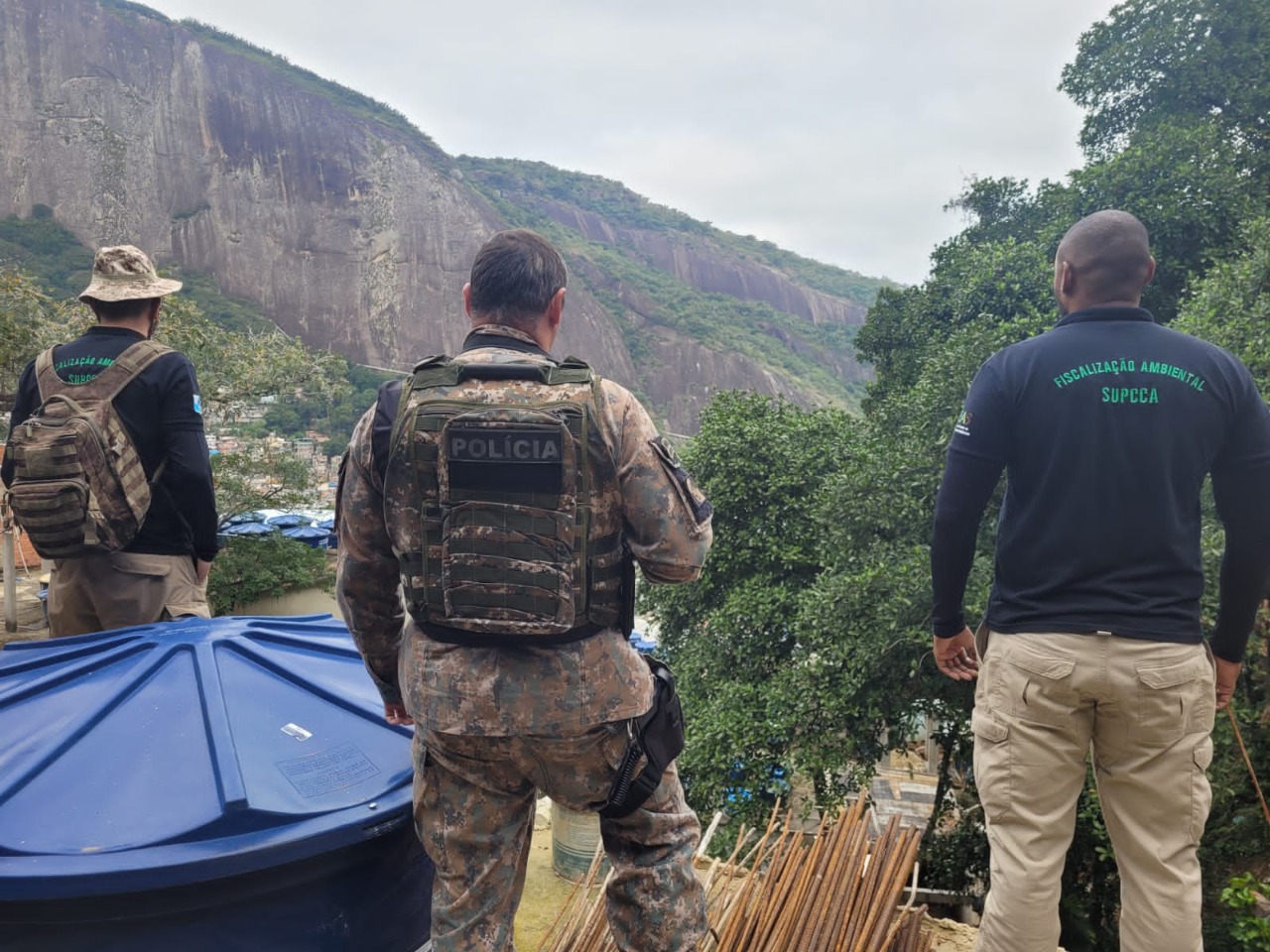 Secretaria de Estado do Ambiente e Sustentabilidade e Inea participam de operação para reprimir o avanço de construções irregulares na comunidade da Rocinha