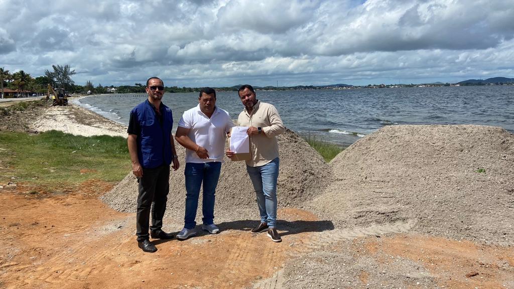 Inea, em parceria com a Prefeitura de Araruama, inicia recuperação da faixa de areia das praias lagunares de Araruama, na Região dos Lagos