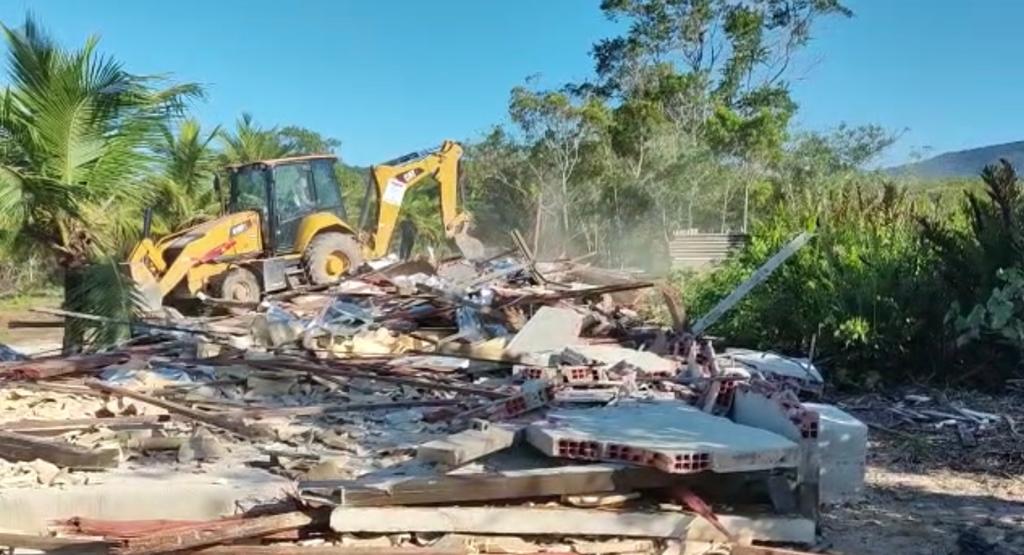 Secretaria de Estado do Ambiente e Sustentabilidade e Inea promovem demolição de área de lazer em área preservada