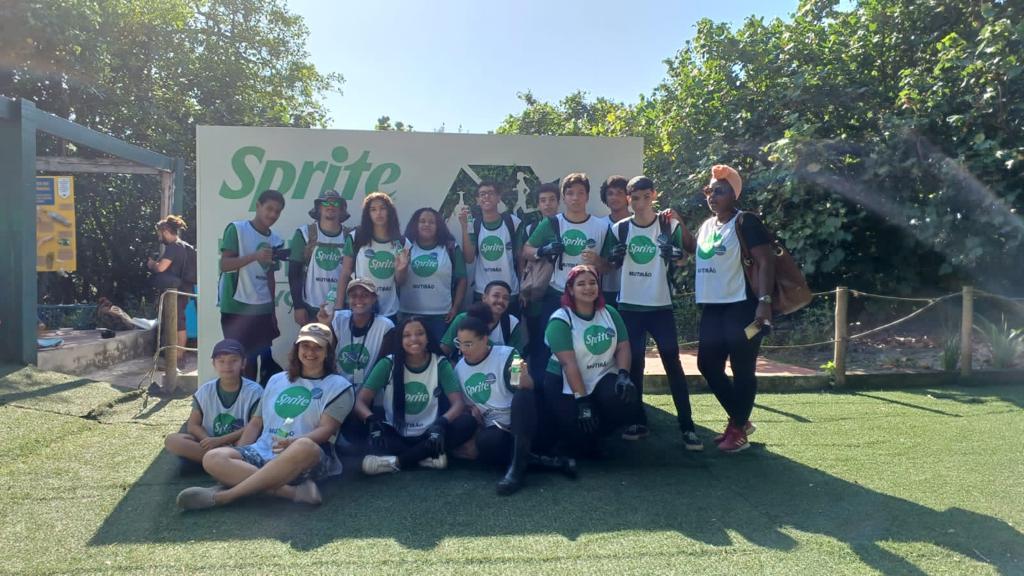 Alunos do Ambiente Jovem participam de mutirão de limpeza na Zona Oeste da capital fluminense