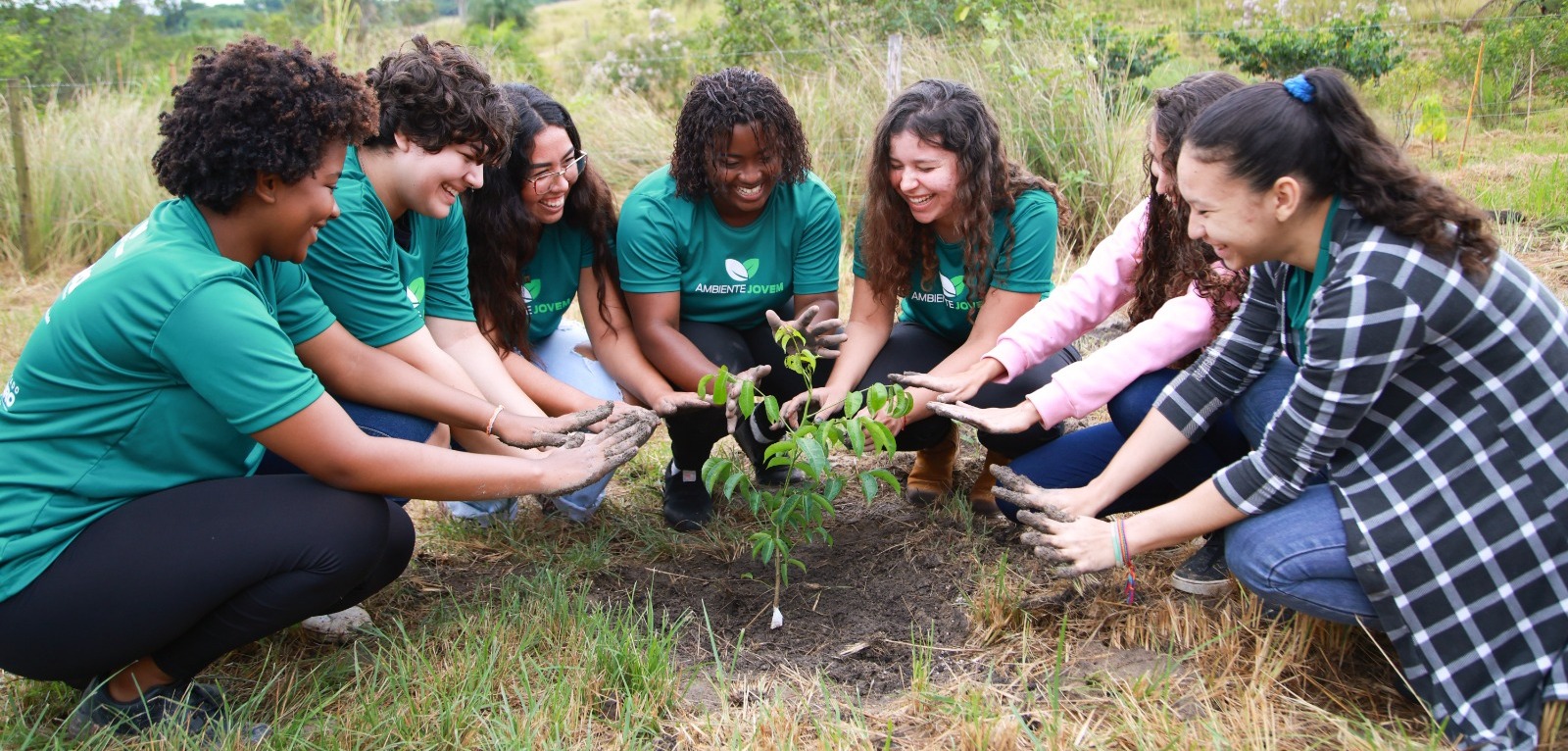 Alunos do Ambiente Jovem participam do plantio de 350 mudas na Baixada Fluminense