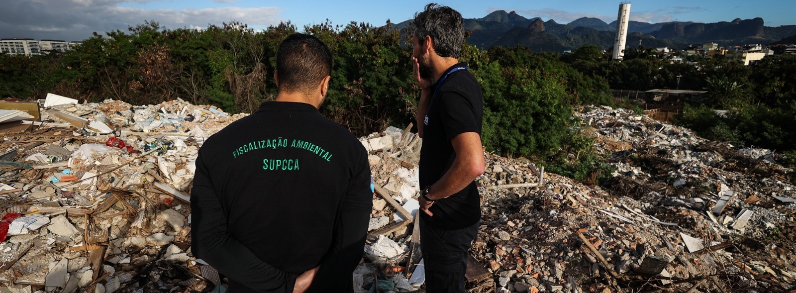 Secretaria de Estado do Ambiente e Sustentabilidade e Inea realizam ação no lixão clandestino de Jacarepaguá