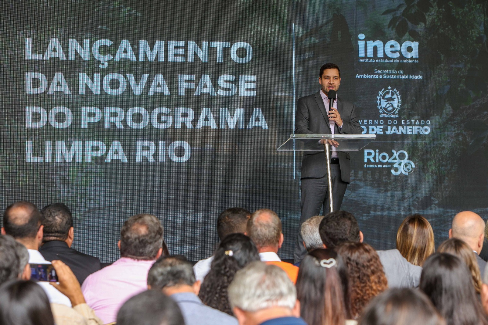 secretário de Ambiente e Sustentabilidade Thiago Pampolha palestrando