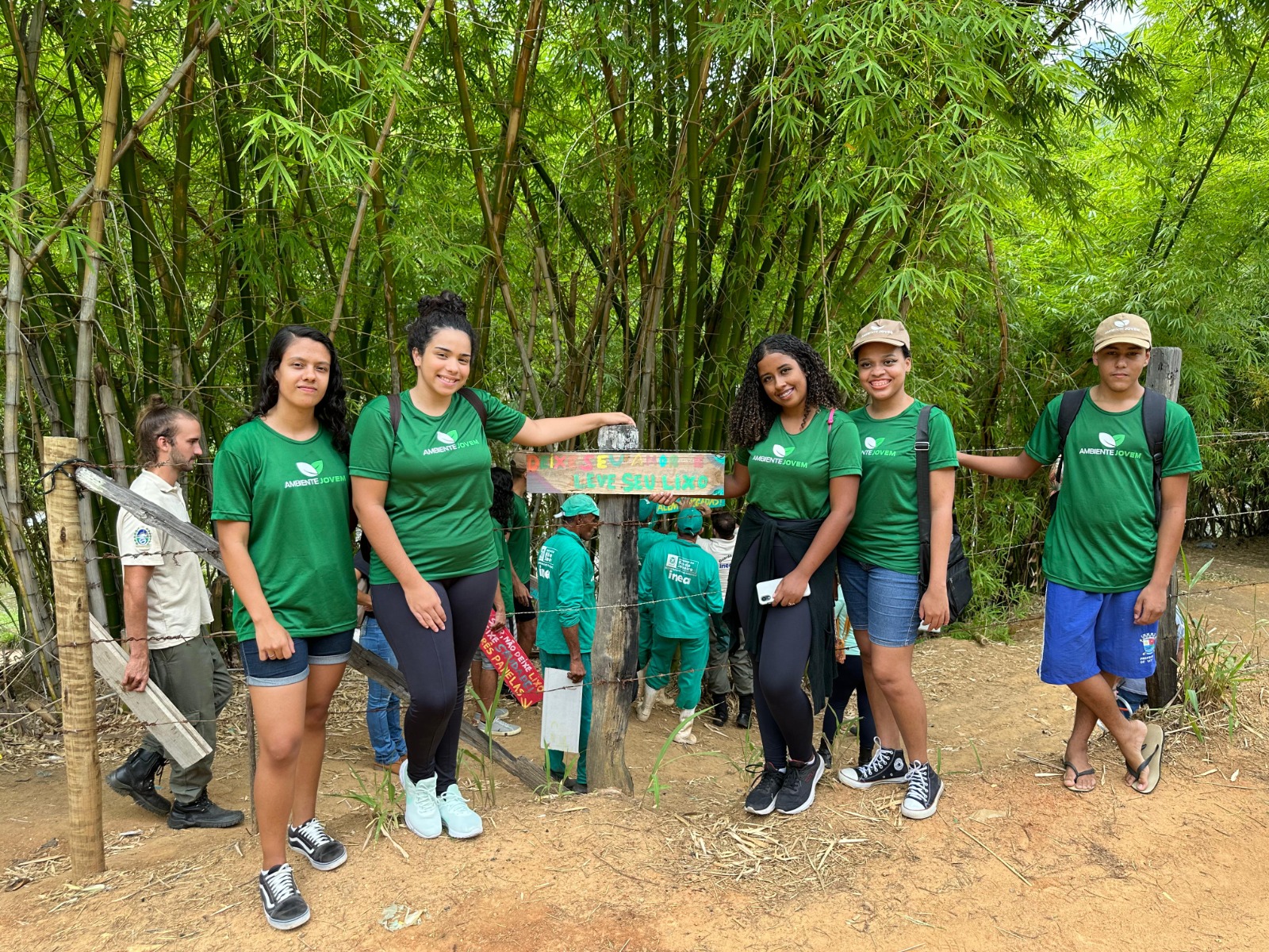 Em São Fidélis, alunos do Ambiente Jovem instalam placas no Rio do Colégio para conscientizar população