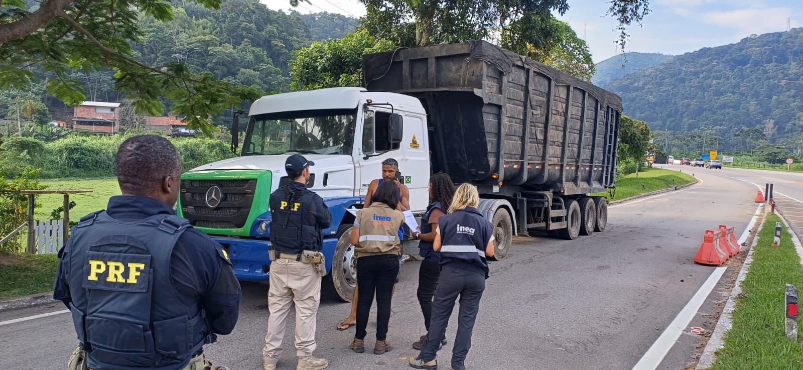 Secretaria de Estado do Ambiente e Sustentabilidade e Inea promovem fiscalização de veículos transportadores de resíduos em Teresópolis