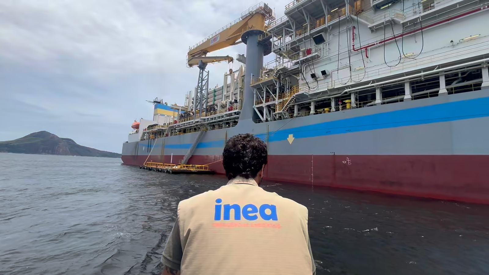 Inea identifica navio-sonda que derramou óleo na Baía de Guanabara