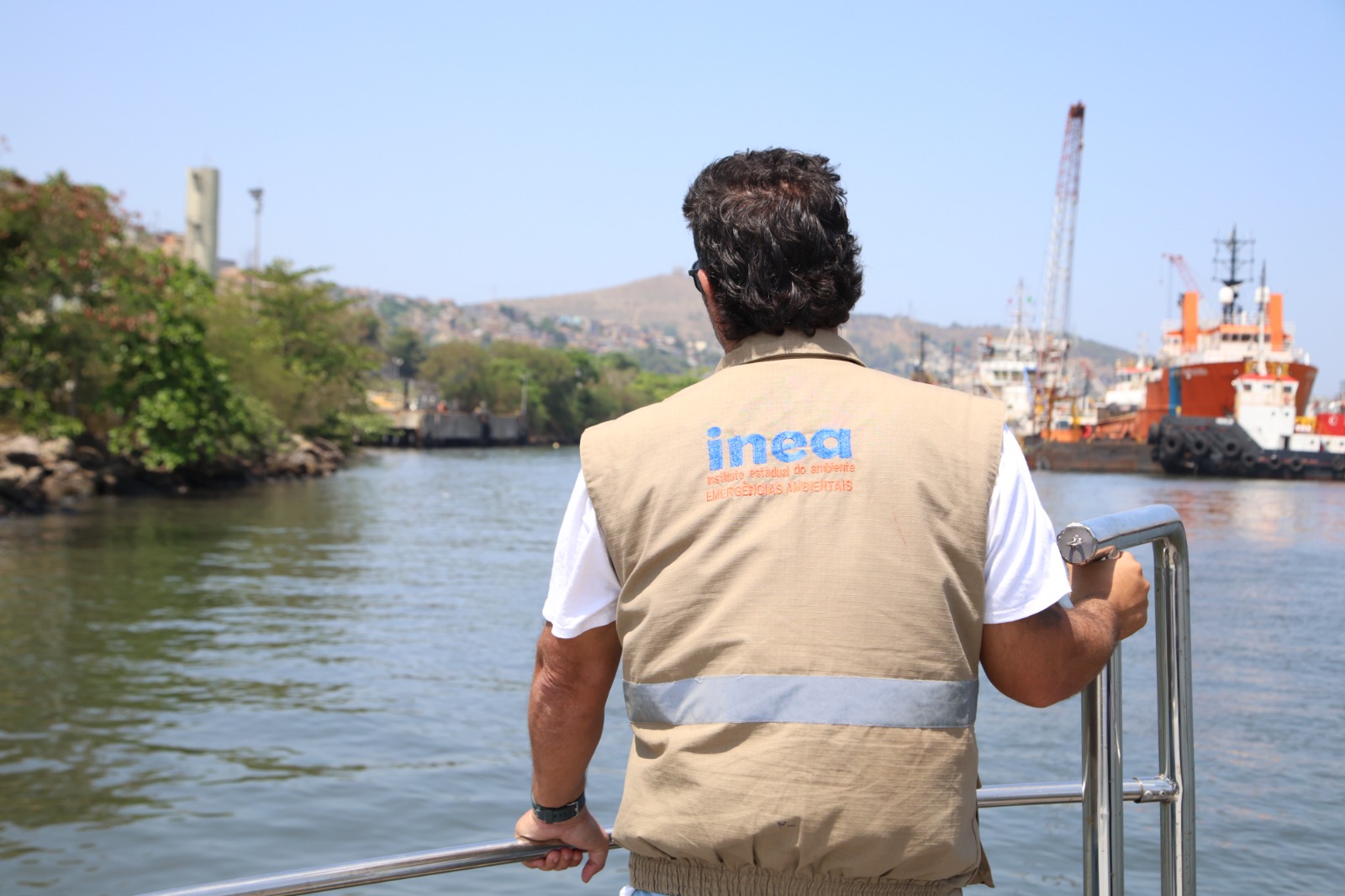 Governo do Estado aprova recursos para remover 80 embarcações abandonadas às margens da Baía de Guanabara