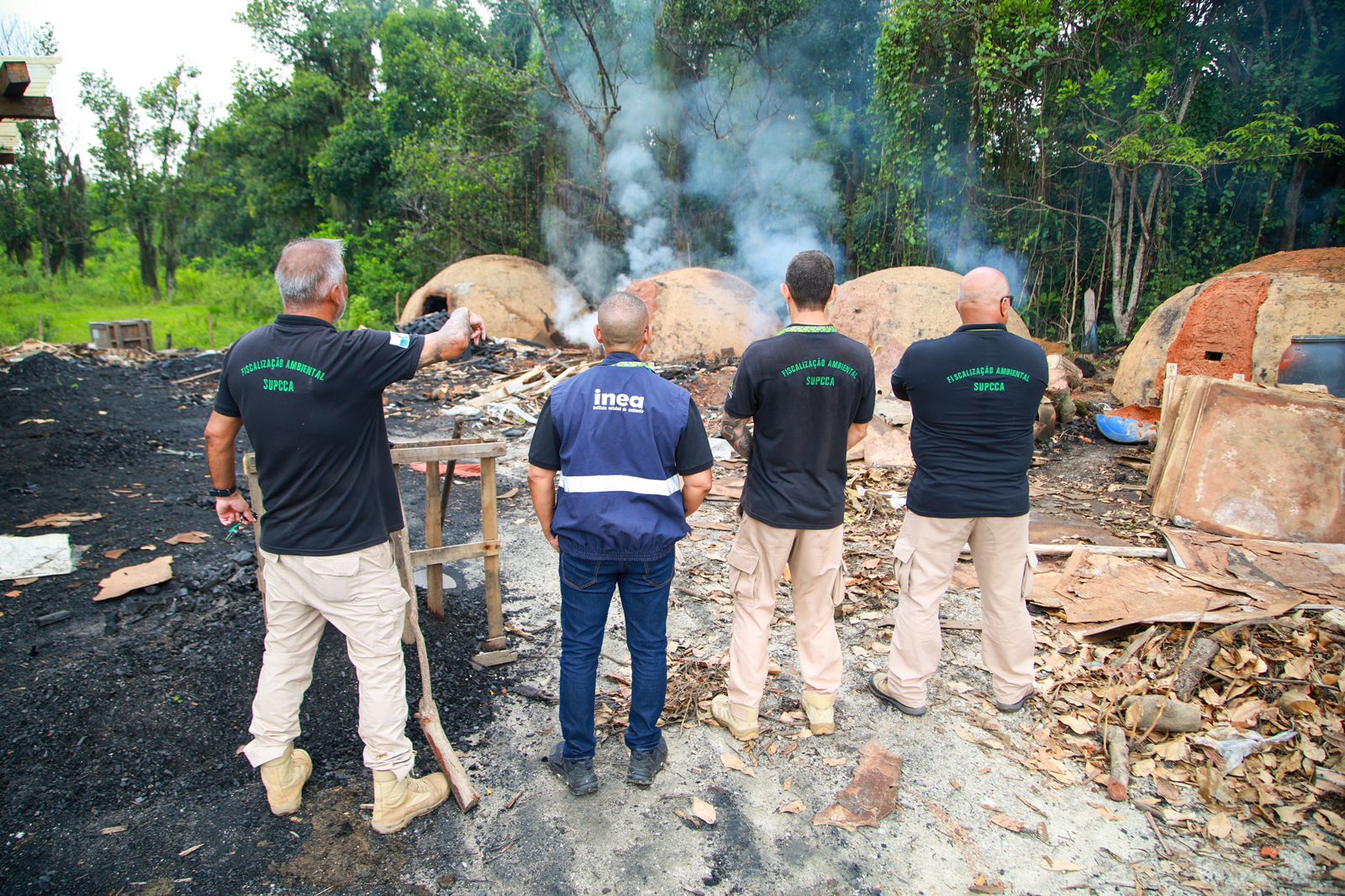 Secretaria de Estado do Ambiente e Sustentabilidade fecha carvoaria clandestina em Duque de Caxias