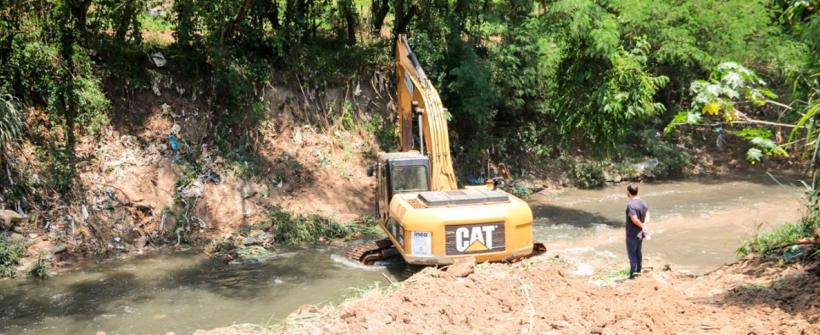 Inea inicia desassoreamento de trecho do Rio Sarapuí, em Bangu