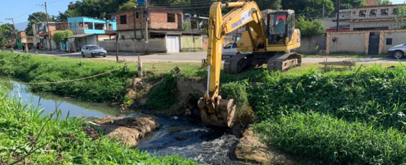 Seas, através do Inea, inicia desassoreamento do Rio Teófilo Cunha, em Japeri