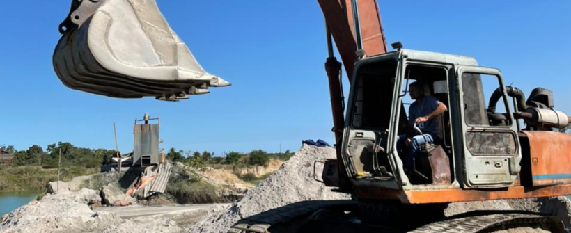 Seas e Inea reprimem extração ilegal de areia em Seropédica