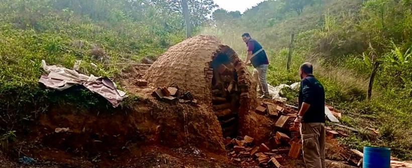 Seas e Inea fecham carvoaria clandestina em Volta Redonda