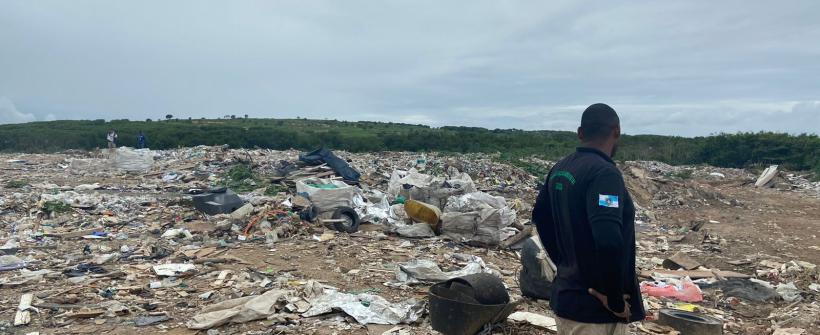 Seas e Inea fiscalizam descate irregular de resíduos em Jardim Gramacho, Duque de Caxias