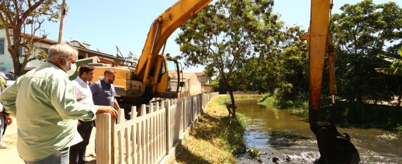  Serviços de limpeza e desassoreamento de rios e canais chegam a Iguaba, na Região dos Lagos