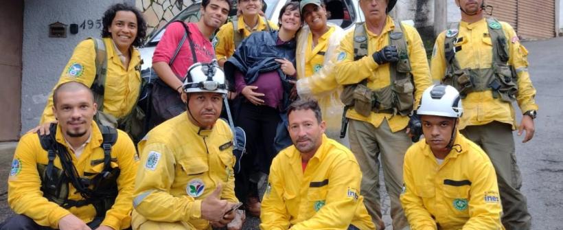  Equipes do Inea resgatam gestante após deslizamento em Petrópolis