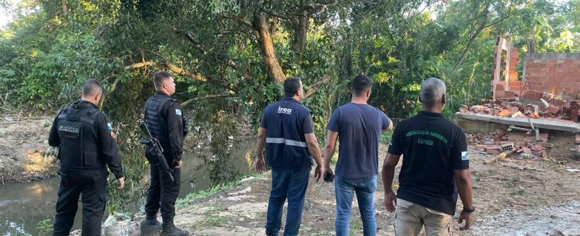 Seas e Inea reprimem despejo irregular de resíduos da construção civil no Recreio dos Bandeirantes