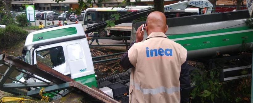 Inea monitora caminhão tanque que caiu no Canal do Itanhangá, na Zona Oeste do Rio