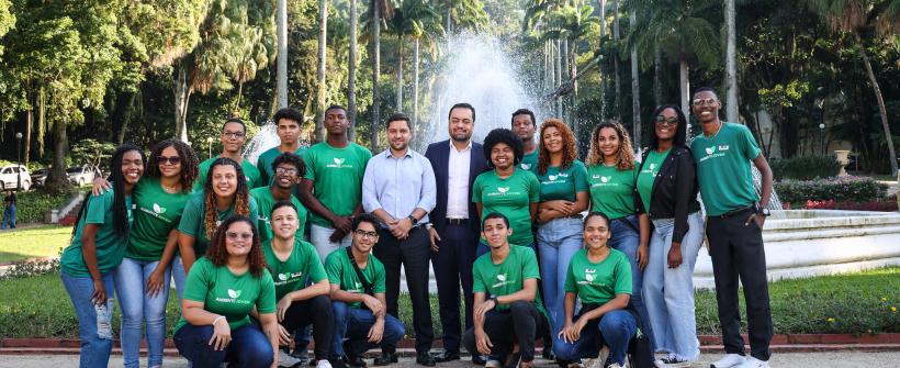 Plantio de mudas nativas e rádio produzido com caixa de sapato celebram o Dia Mundial do Meio Ambiente no Palácio Guanabara
