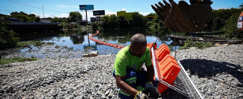 Governo do Estado instala ecobarreiras em rios que deságuam na Baía de Guanabara