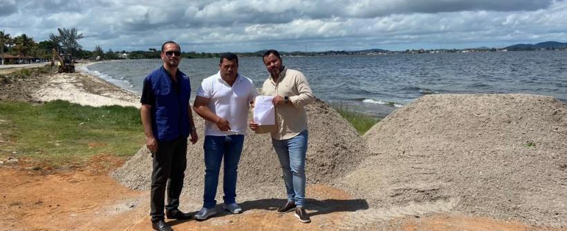 Inea, em parceria com a Prefeitura de Araruama, inicia recuperação da faixa de areia das praias lagunares de Araruama, na Região dos Lagos