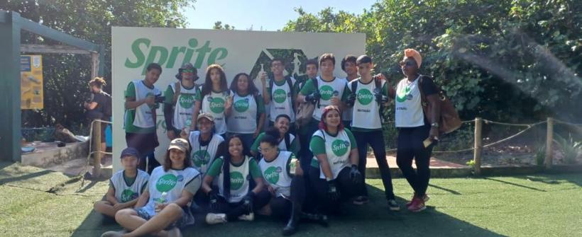 Alunos do Ambiente Jovem participam de mutirão de limpeza na Zona Oeste da capital fluminense