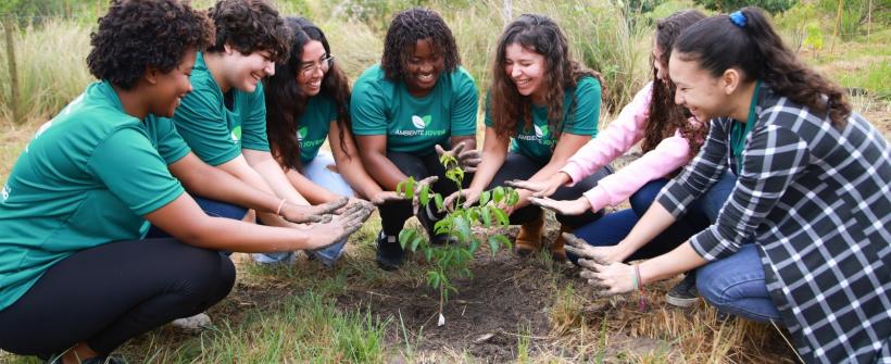 Alunos do Ambiente Jovem participam do plantio de 350 mudas na Baixada Fluminense