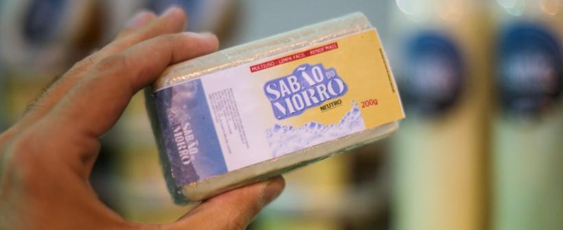 Dia Mundial do Ambiente: projeto do Governo do Rio transforma óleo de cozinha em sabão biodegradável na Rocinha