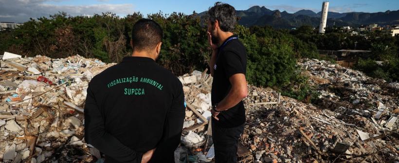Secretaria de Estado do Ambiente e Sustentabilidade e Inea realizam ação no lixão clandestino de Jacarepaguá