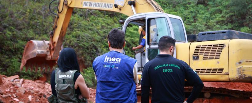 Secretaria de Estado do Ambiente e Sustentabilidade e Inea realizam demolição de construção irregular dentro de unidade de conservação em Magé