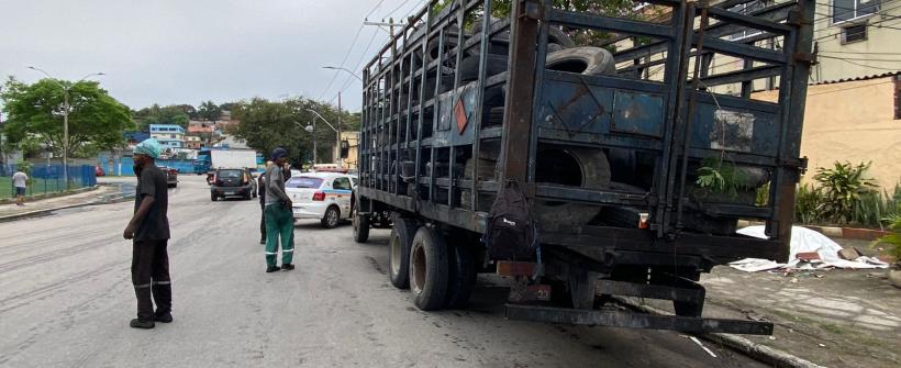 Barreira Sanitária da Secretaria do Ambiente e Inea bloqueia caminhão de descarte ilegal de pneus