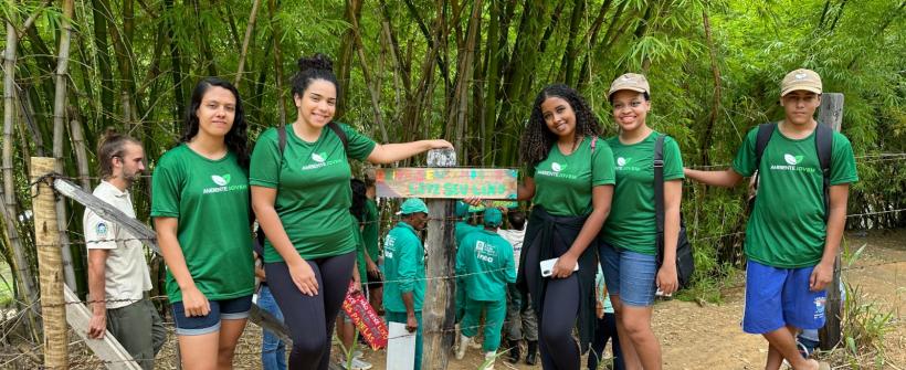 Em São Fidélis, alunos do Ambiente Jovem instalam placas no Rio do Colégio para conscientizar população