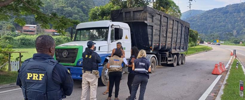 Secretaria de Estado do Ambiente e Sustentabilidade e Inea promovem fiscalização de veículos transportadores de resíduos em Teresópolis