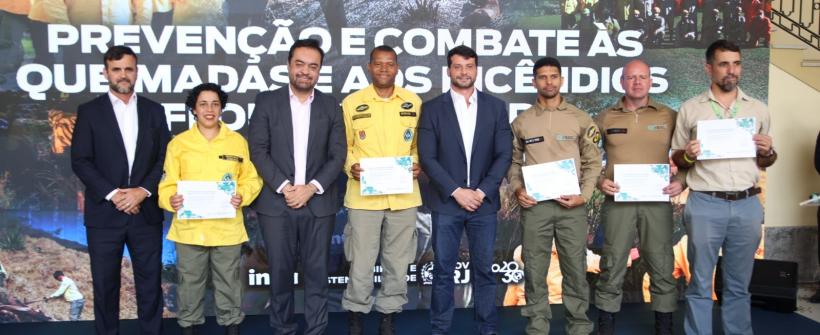 Secretário e Presidente do Inea posam em foto com guarda-parques