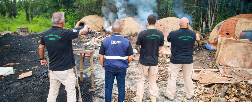 Secretaria de Estado do Ambiente e Sustentabilidade fecha carvoaria clandestina em Duque de Caxias