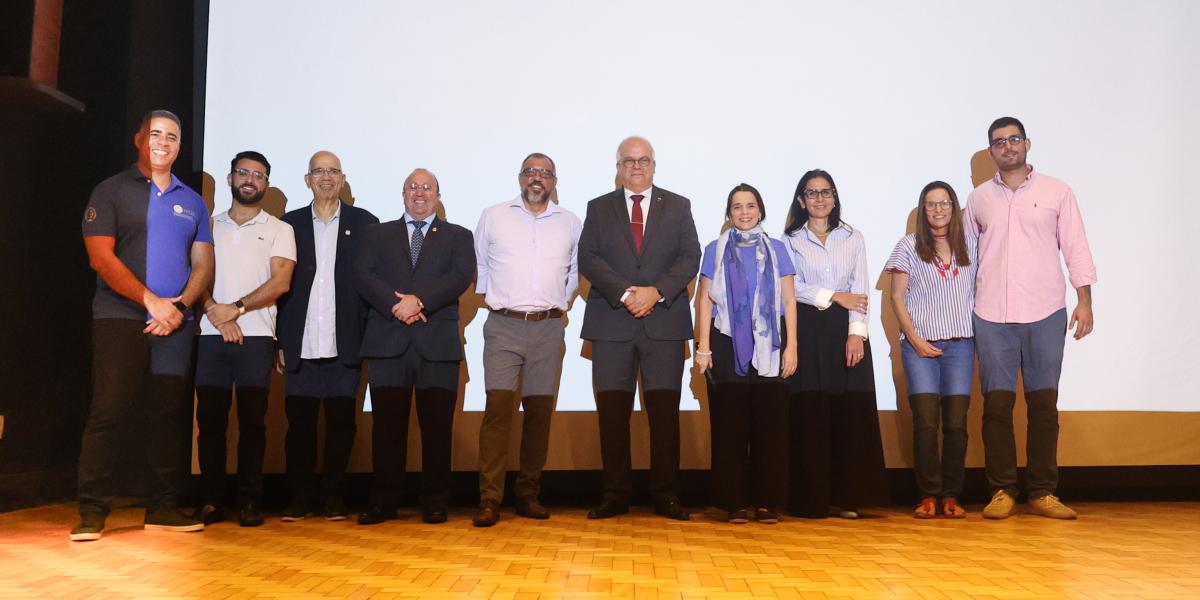 gestores públicos, pesquisadores, representantes ligados a Economia a