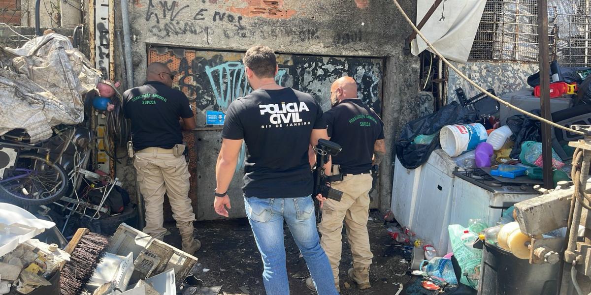 Secretaria de Estado do Ambiente e Sustentabilidade fecha depósito clandestino de recicláveis em Cordovil 