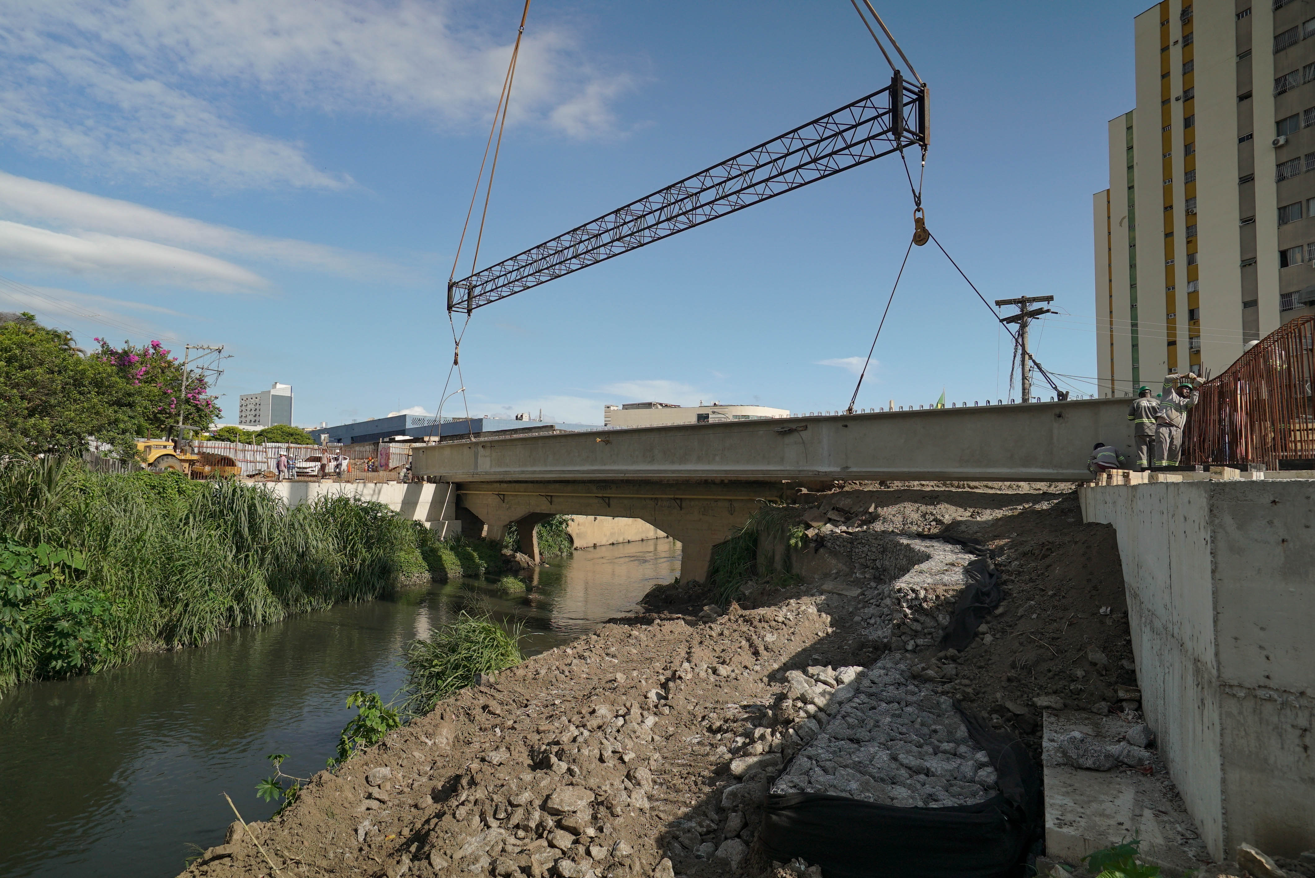 Vigas da ponte sobre o Rio Alcântara são instaladas no trecho 5 do MUVI