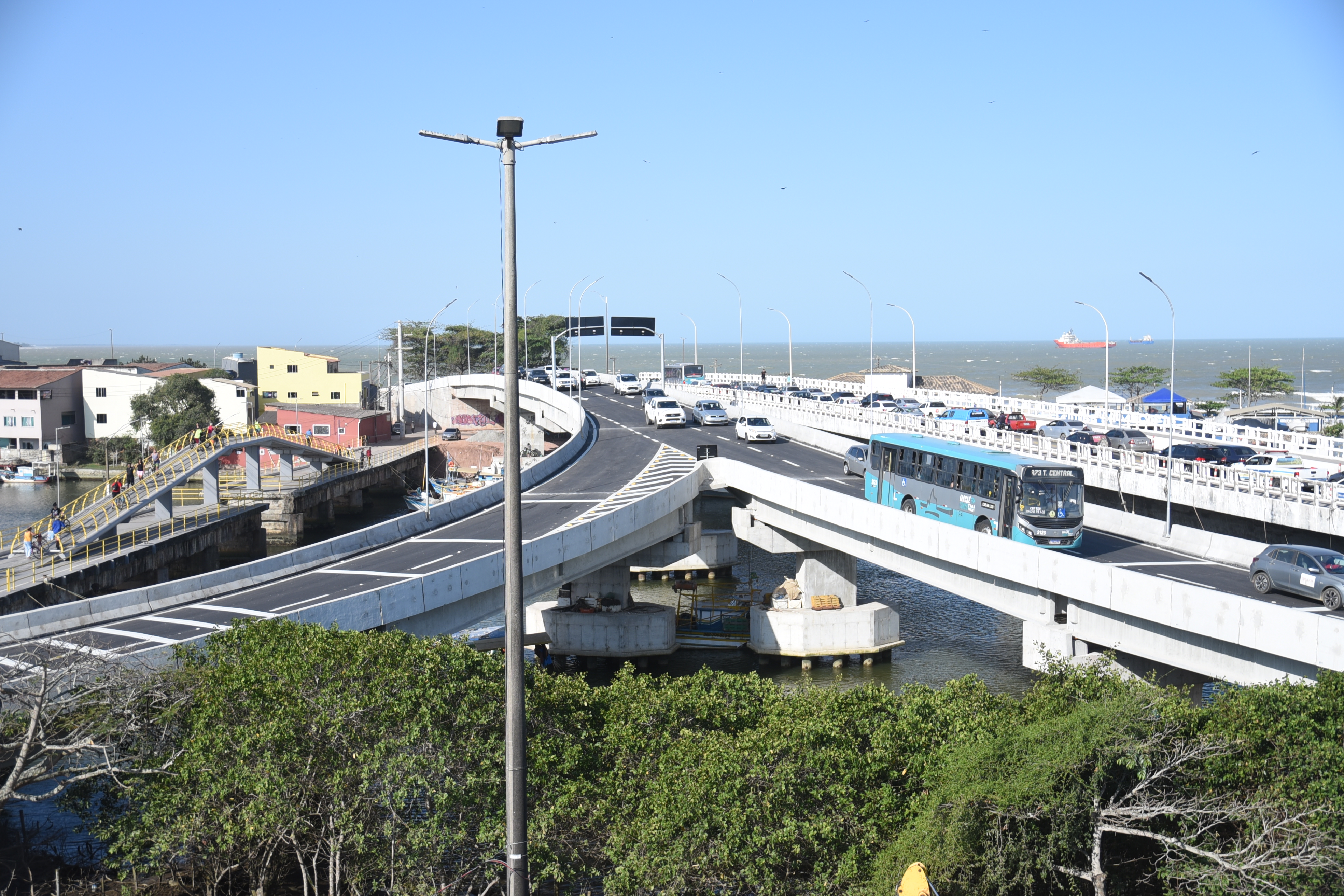 Ponte Cláudio Moacyr de Azevedo, em Macaé, foi inaugurada há um ano