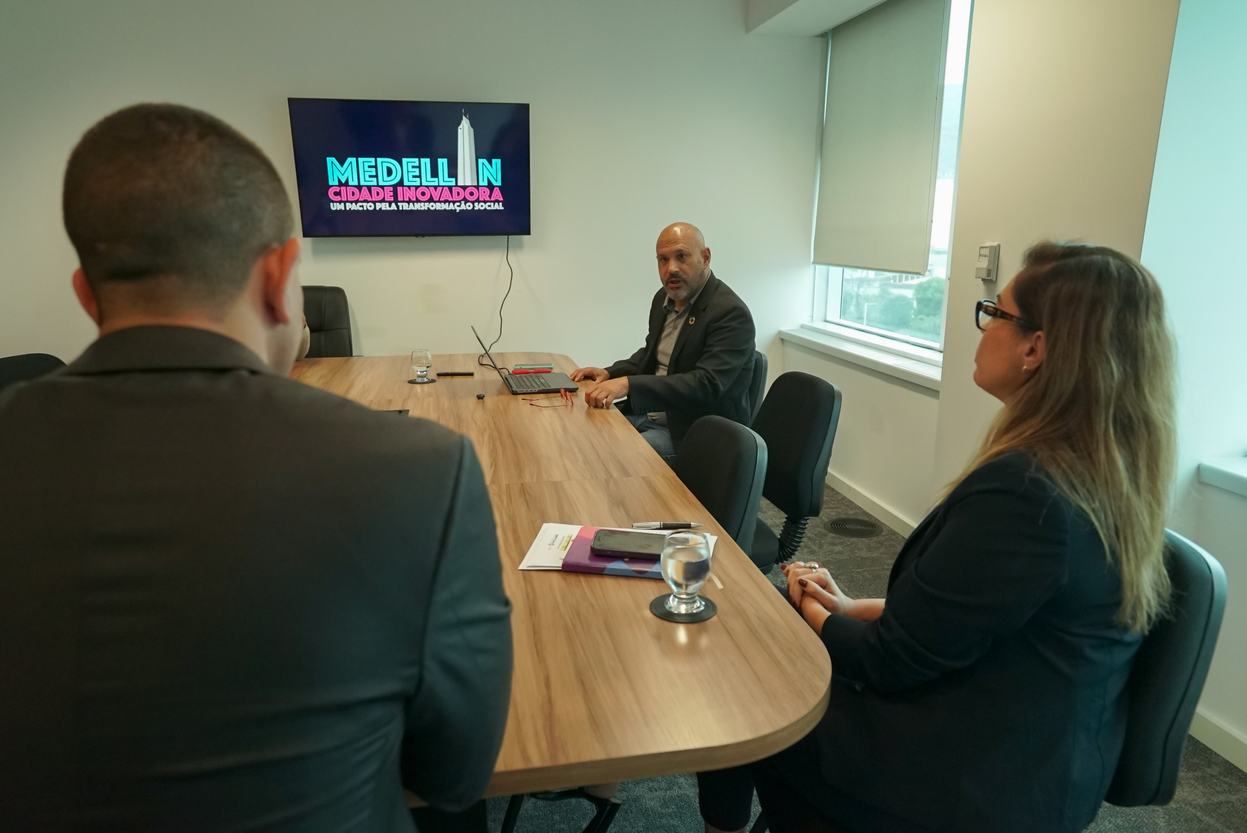 Secretaria das Cidades recebe Santiago Uribe Rocha, especialista colômbiano responsável pela retomada da cidade de Medellín