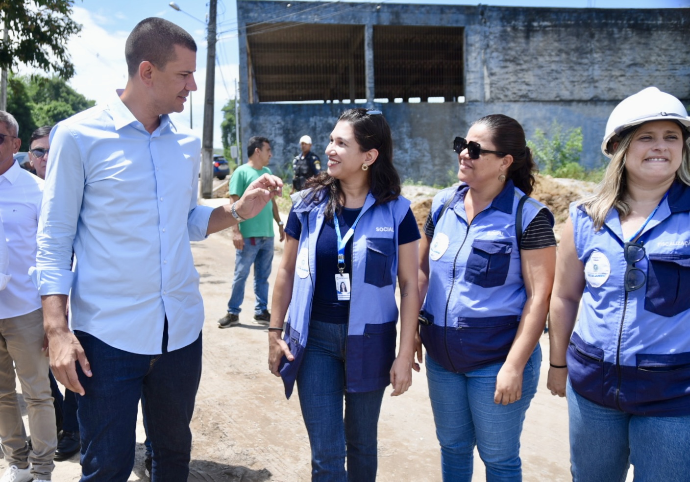Secretário Douglas Ruas acompanha de perto o andamento das obras em Cachoeiras de Macacu