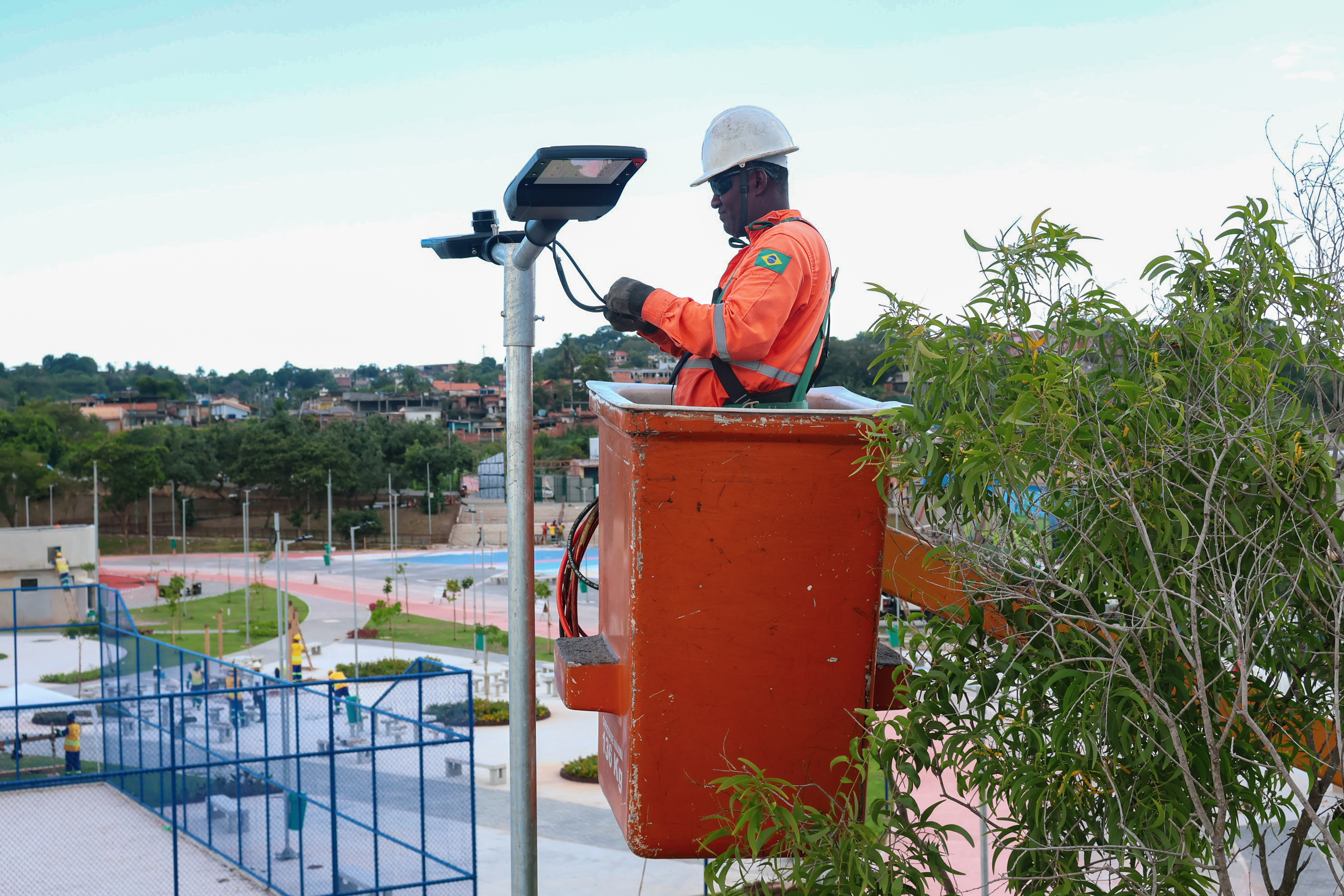 No total, serão mais de 200 luminárias de LED, distribuídas em 194 postes espalhados pelo Parque RJ