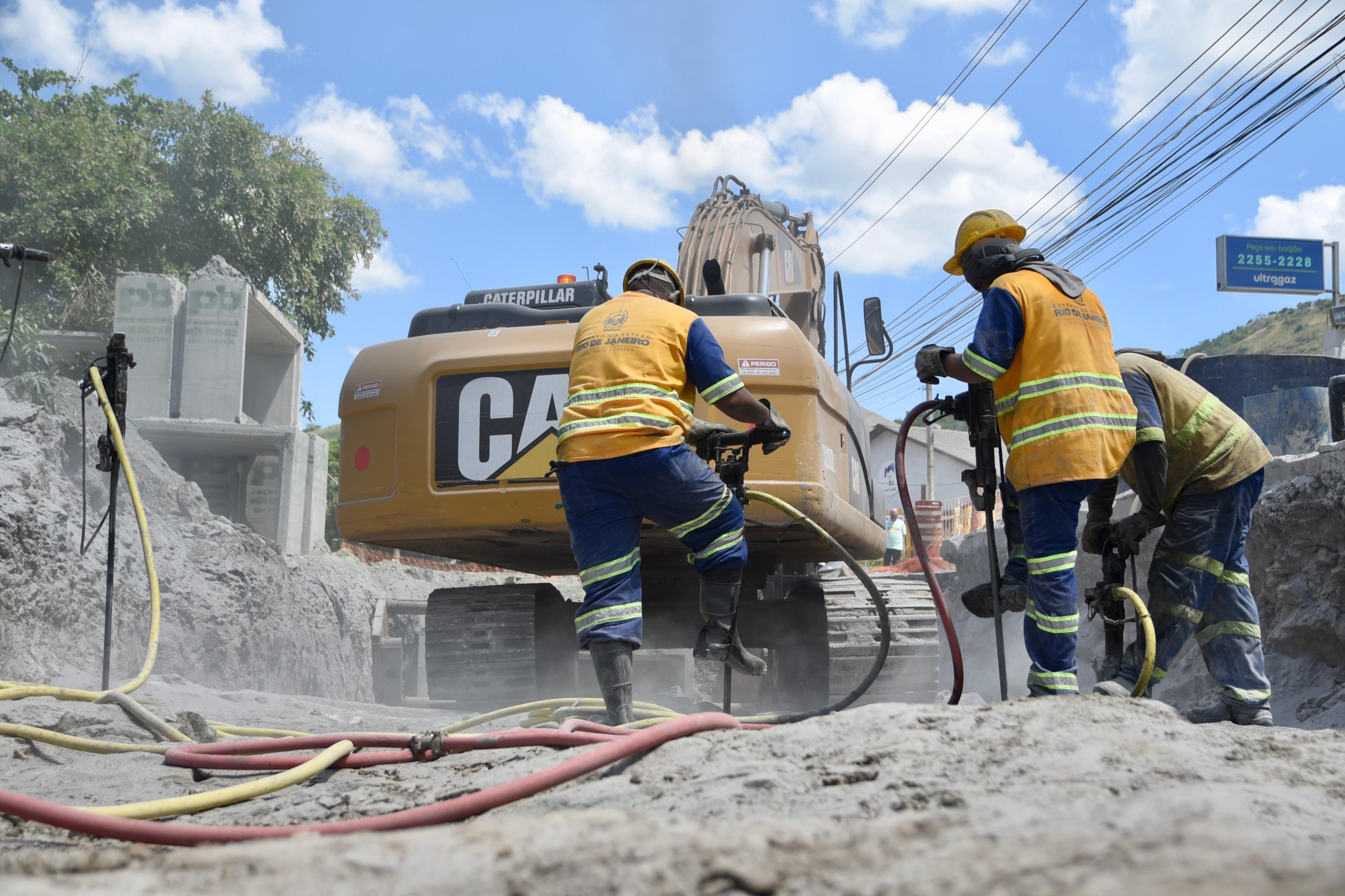 Trabalhadores em obra no município de Três Rios 