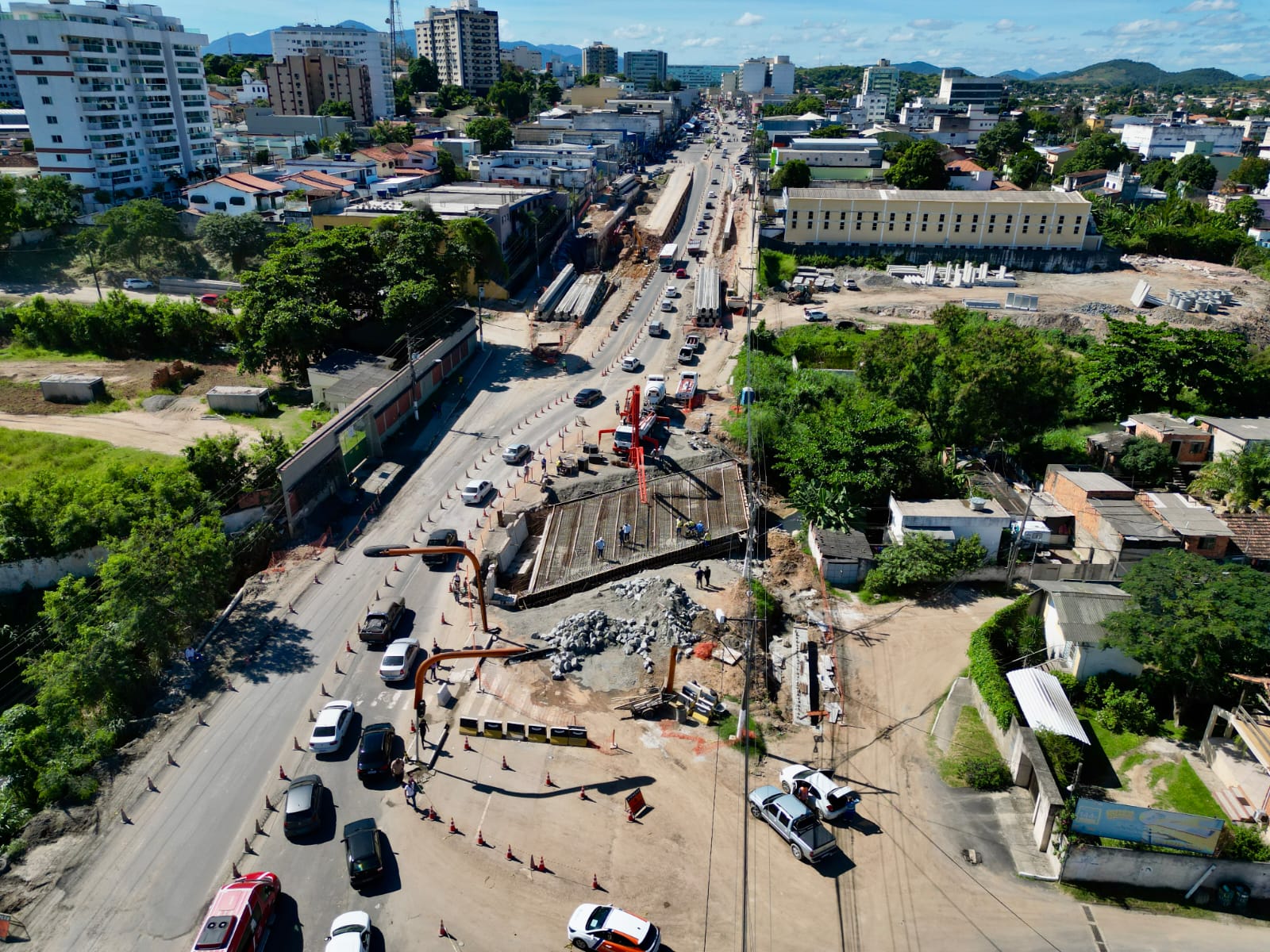 Concretagem da laje da ponte sobre o Rio Várzea ocorreu nesta semana na Avenida 22 de Maio, em Itaboraí