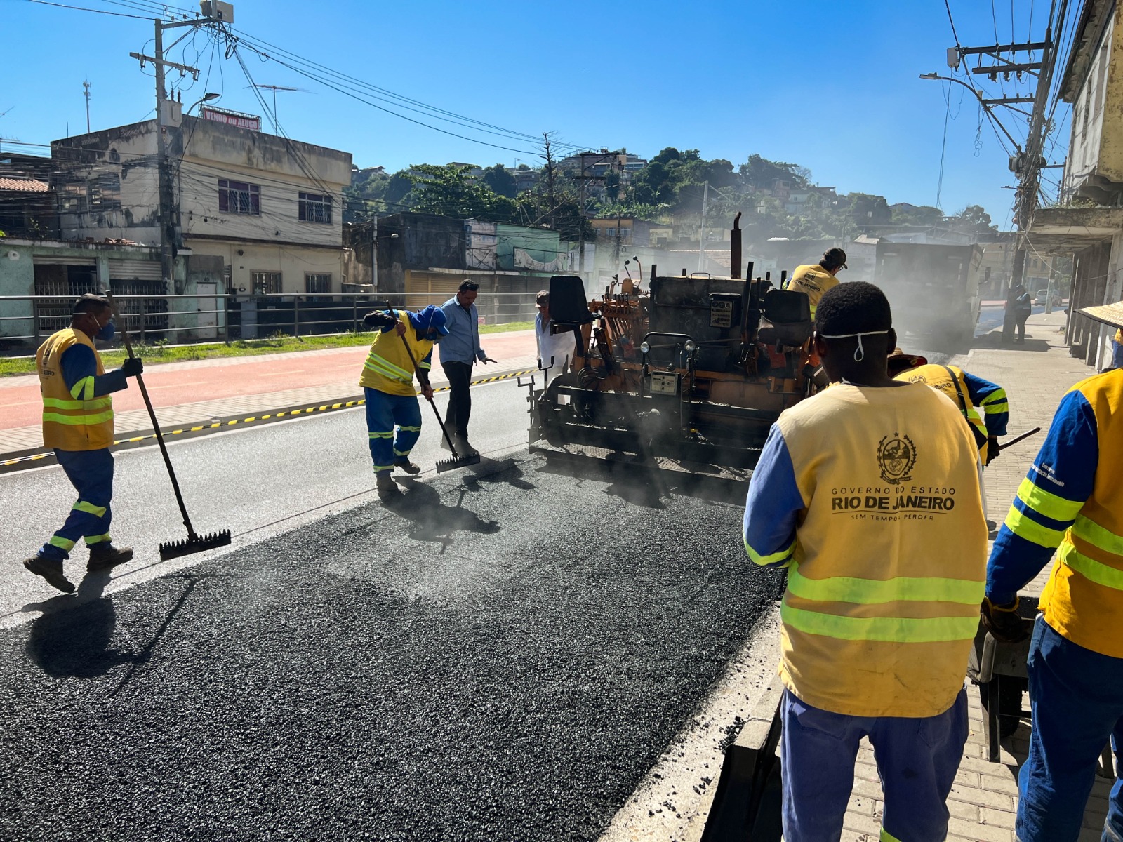 Rua Comandante Ari Parreiras, no bairro Porto Velho, no trecho 2 do MUVI, em São Gonçalo, recebeu pavimentação nesta terça-feira