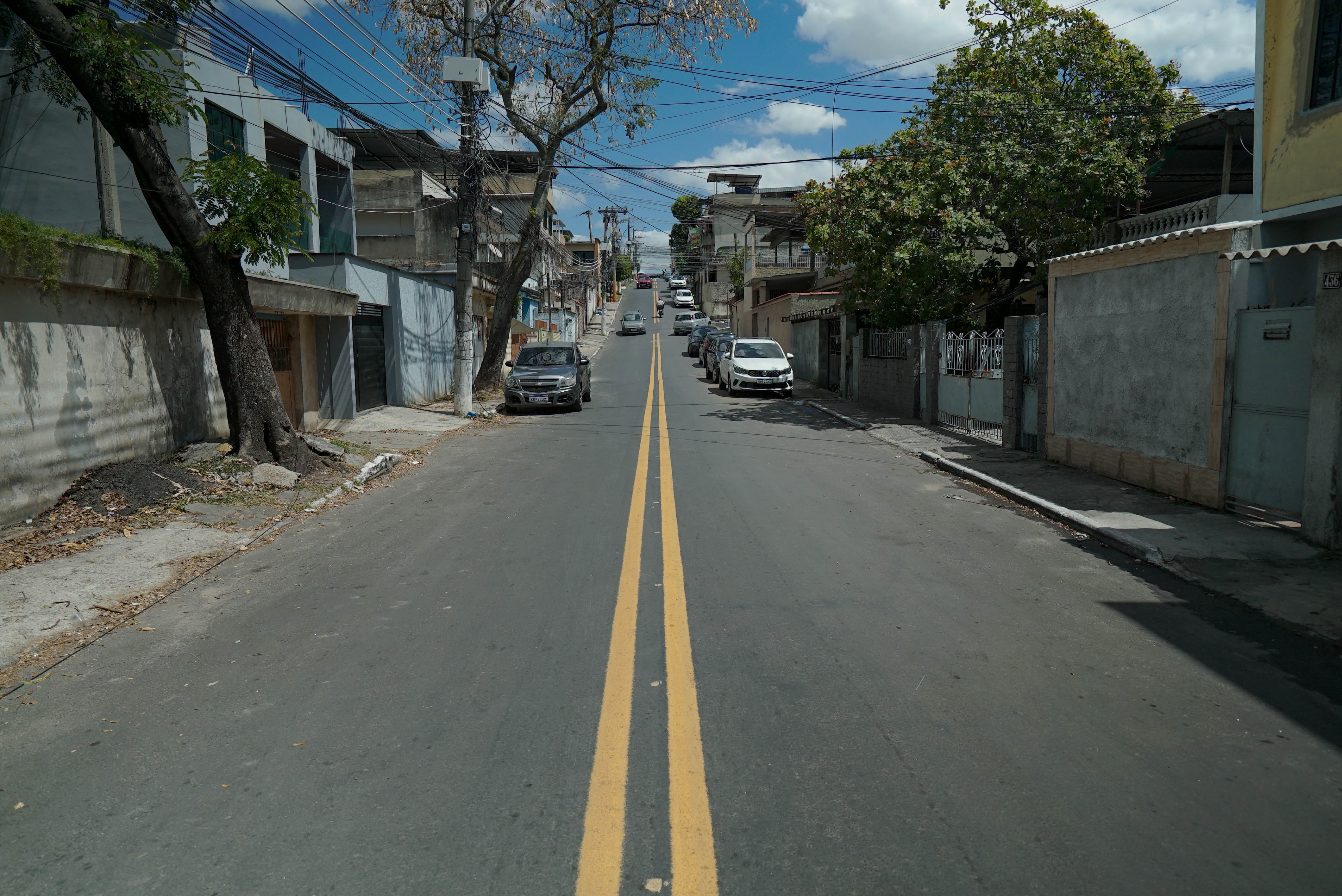 Em Duque de Caxias, estão sendo executados os serviços de pavimentação, construção de novas calçadas e colocação de sinalização viária em 12 ruas na região central da cidade. 
