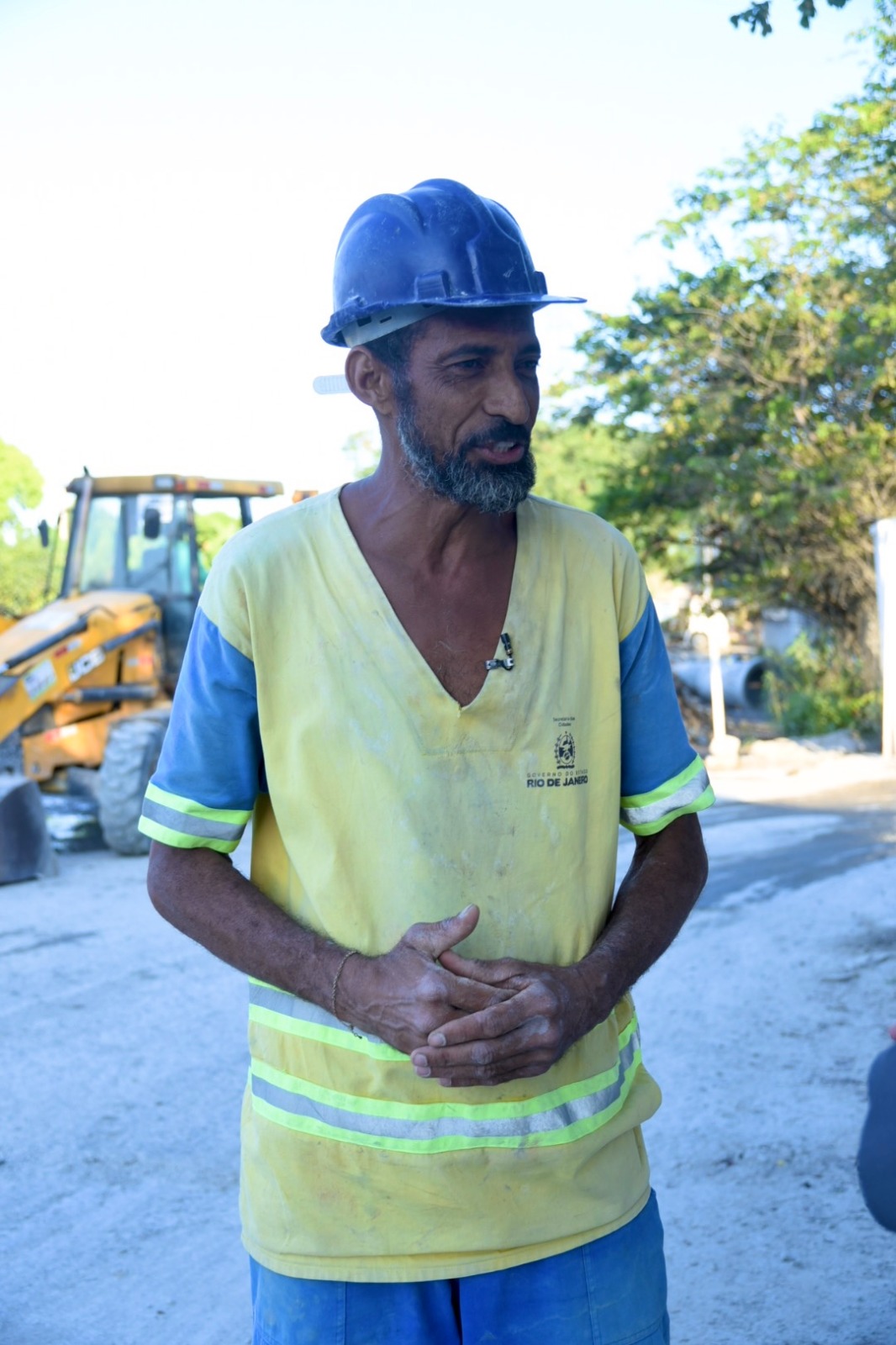 Elianderson da Silva trabalha na obra do bairro em que mora: o Jardim Bom Retiro, em São Gonçalo