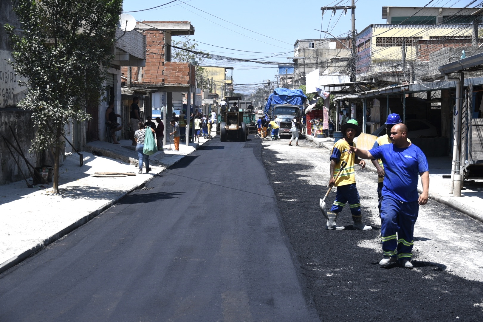 Rua França Leite, em Mesquita, recebeu pavimentação nesta terça-feira